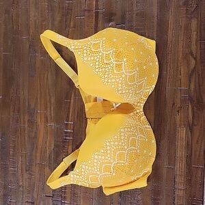 Never worn cacique yellow and white bra. Size 42 DD